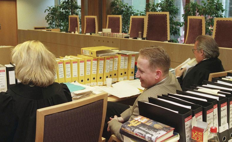 ARCHIVO - Pål Enger, en el centro, sentado ante el tribunal durante su caso de apelación, en el Tribunal de Apelaciones de Borgarting en Oslo, el lunes 7 de abril de 1997. Enger, un talentoso jugador de fútbol noruego convertido en ladrón de arte que llevó a cabo el sensacional atraco en 1994 a la obra de Edvard Munch El Grito de la Galería Nacional de Oslo y que más tarde expuso sus pinturas abstractas en una galería, falleció a los 57 años. Tina Wulf, responsable de prensa del Vålerenga Fotball, un aclamado club de fútbol de Oslo, dijo a Associated Press el martes 2 de julio. de 2024, que Enger murió el sábado por la noche. (Bjørn Sigurdsøn/NTB Scanpix via AP, archivo)