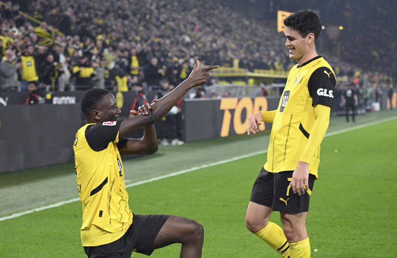 Serhou Guirassy (izquierda) celebra su gol para Borussia Dortmund junto a Gio Reyna en el partido contra Union Berlín en la Bundesliga, el sábado 22 de febrero de 2025, en Dortmund. (Fabian Strauch/dpa vía AP)