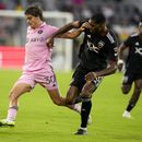 El mediocampista del Inter Miami Benjamin Cremaschi y el defensa del D.C. United Donovan Pines pelean por el balón en el encuentro de la MLS el sábado 8 de julio del 2023. (AP Foto/Alex Brandon)