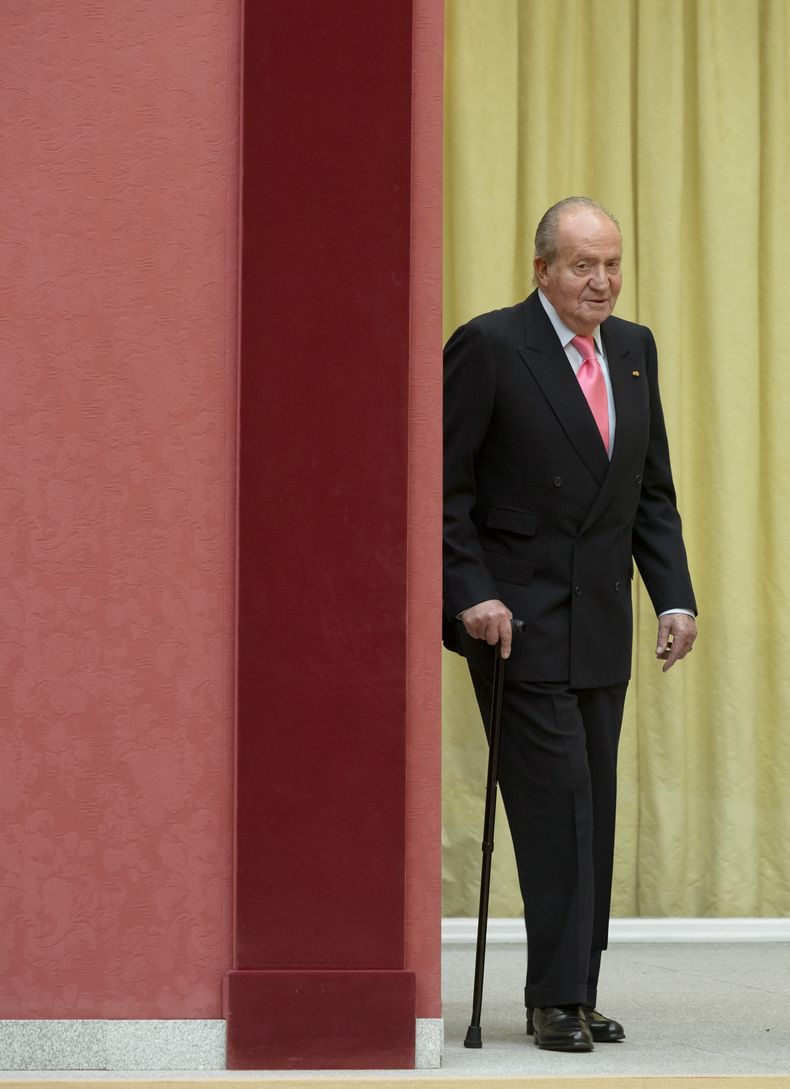 El rey Juan Carlos de Espana a su llegada a una cena de Estado en el palacio de el Pardo en Madrid, el martes 10 de junio de 2014. (Foto de AP/Dani Pozo)