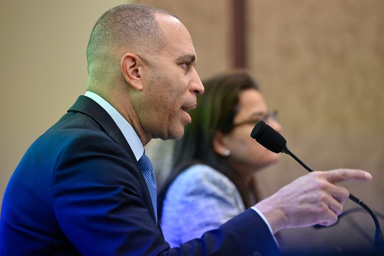 El líder demócrata de la Cámara, Hakeem Jeffries, habla en una audiencia sobre salud en el Capitolio, el miércoles 8 de octubre de 2025, en Washington. (AP Foto/John McDonnell)