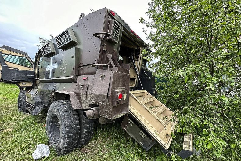 En esta imagen, distribuida por el gobernador de la región de Belgorod, Vyacheslav Gladkov, en su canal de Telegram, el 23 de mayo de 2023, se ve un vehículo militar blindado dañado, tras combates en la región rusa de Belgorod. (Canal de Telegram del gobernador de Belgorod vía AP)