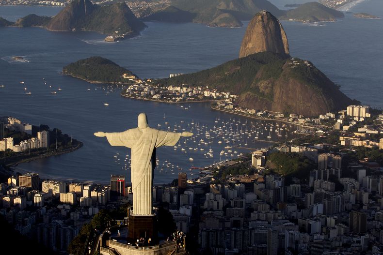 El Cristo Redentor, en la cima del Corcovado de R&iacute;o de Janeiro en una foto del 30 de mayo de 2011. M&aacute;s de 100 personas se quedaron varadas casi dos horas luego de una visita a este sitio tur&iacute;stico debido a una falla mec&aacute;nica de