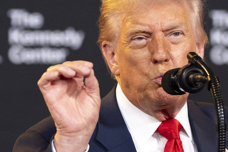 ARCHIVO - El presidente Donald Trump habla en el Centro Kennedy, el miércoles 13 de agosto de 2025, en Washington. (AP Foto/Alex Brandon, archivo)