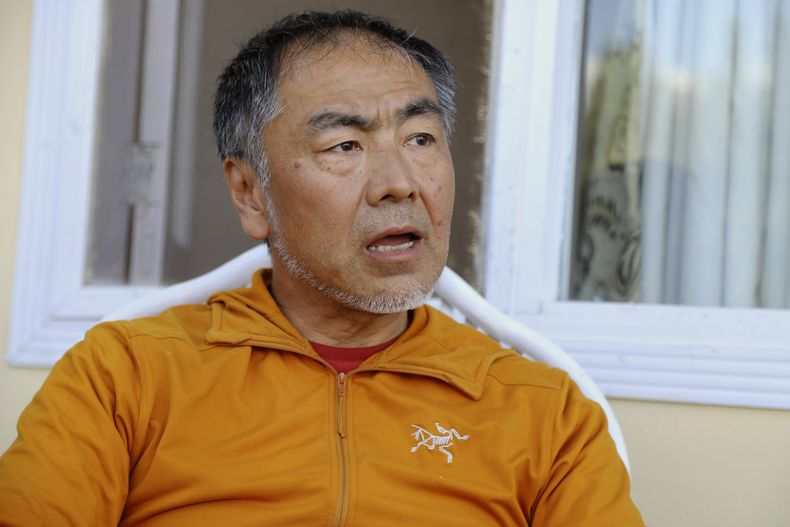 El escalador japonés Semba Takayasu hala con The Associated Press sobre la muerte de su compañero de escalada Shinji Tamura, en Skardu, Pakistán, el martes 15 de agosto de 2023. (AP Foto/M.H. Balti)