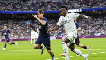 Vinicius Junior (derecha) del Real Madrid avanza por el balón en el partido contra el Celta de Vigo, el domingo 4 de mayo de 2025, en Madrid. (AP Foto/José Bretón)