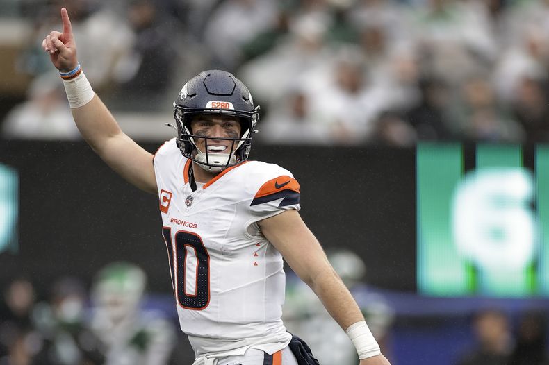 El quarterback Bo Nix (10) de los Broncos de Denver tras lanzar un pase de touchdown ante los Jets de Nueva York, el domingo 29 de septiembre de 2024, en East Rutherford, Nueva Jersey. (AP Foto/Adam Hunger)