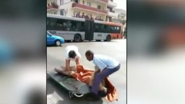 cae cadaver de carro funebre en centrica esquina del vedado