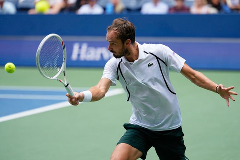 Daniil Medvedev devuelve ante Sebastian Gorzny durante la segunda ronda del US Open, el miércoles 2 de septiembre de 2026, en Nueva York. (AP Foto/Yuki Iwamura)