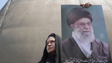Una manifestante sostiene un cartel con la imagen del líder supremo de Irán, el ayatolá, Ali Jamenei, en una concentración contra Israel, en Teherán, Irán, el 13 de junio de 2025. (AP Foto/Vahid Salemi)