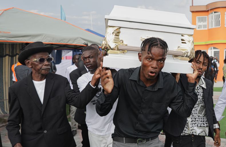 ARCHIVO – Familiares cargan el féretro de uno de los ocho niños asesinados por drones explosivos dirigidos a un presunto líder de pandillas, durante el funeral realizado en Puerto Príncipe, Haití, el sábado 4 de octubre de 2025. (AP Foto/Patrice Noel, Archivo)