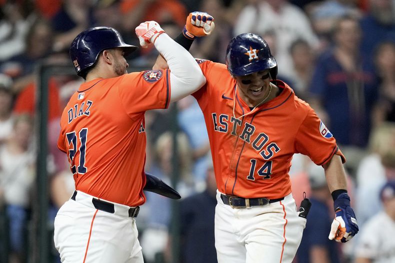 Mauricio Dubón (14), de los Astros de Houston, celebra con Yainer Díaz después de batear jonrón de dos carreras en contra de los Tigres de Detroit durante la sexta entrada del juego de béisbol del viernes 14 de junio de 2024, en Houston. (AP Foto/Eric Christian Smith)