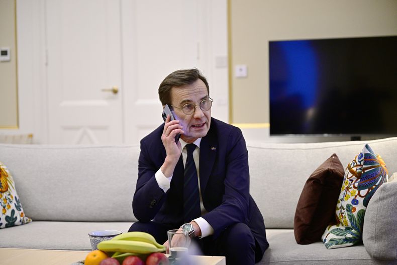 El primer ministro de Suecia, Ulf Kristersson, habla por teléfono mientras recibe información de que el Parlamento de Hungría aprobó la incorporación de Suecia a la OTAN, en Estocolmo, Suecia, el lunes 26 de febrero de 2024. (Magnus Lejhall/TT News Agency via AP)