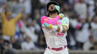 Fernando Tatis Jr., de los Padres de San Diego, celebra después de conectar un cuadrangular durante la tercera entrada del juego de béisbol en contra de los Dodgers de Los Ángeles, el viernes 5 de mayo de 2023, en San Diego. (AP Foto/Gregory Bull)