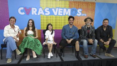 Los actores, de izquierda a derecha, Luis de la Rosa, María Ibarra Paleta, Paula Hernández, Daniel Elbittar y Bruno Bichir posan con el director Beto Gómez, a la derecha, durante una entrevista sobre la película Caras vemos en la Ciudad de México el 19 de agosto de 2024. (Foto AP/Berenice Bautista)