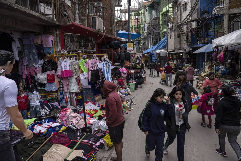 Personas acuden a una mercado callejeron en el barrio de bajos ingresos de Padre Carlos Múgica en Buenos Aires, Argentina, el miércoles 1 de noviembre de 2023. Argentina ha experimentado un acentuado aumento de los precios al consumidor, mientras el ministro de Economía, Sergio Massa, intenta convencer a los argentinos que lo elijan presidente frente a Javier Milei, un candidato que se autodefine como un anarco-capitalista. (AP Foto/Rodrigo Abd)