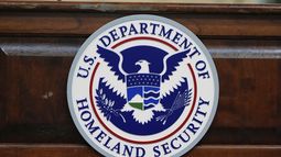 El sello del Departamento de Seguridad Nacional de EEUU en una foto tomada durante una visita de la secretaria de Seguridad Nacional, Kristi Noem, a la estación Kodiak de la Guardia Costera, en Alaska, el lunes 17 de marzo de 2025 in Kodiak, Alaska. (AP Foto/Alex Brandon)