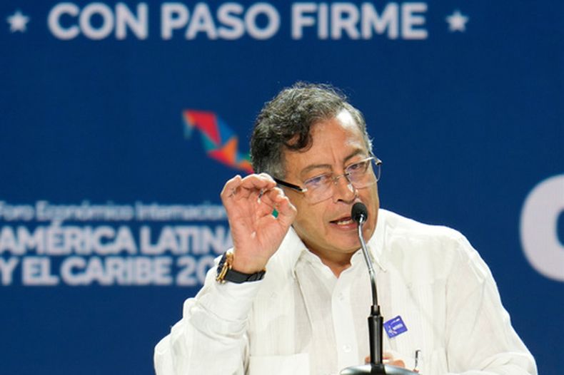 El presidente colombiano Gustavo Petro habla durante un foro económico organizado por el Banco de Desarrollo de América Latina y el Caribe (CAF) en la Ciudad de Panamá, el miércoles 28 de enero de 2026. (AP Foto/Matías Delacroix)