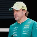 El piloto de Aston Martin, el español Fernando Alonso, camina por el paddock antes del Gran Premio de Hungría de Fórmula Uno que se disputará el domingo, en el autódromo de Hungaroring en Mogyoród, cerca de Budapest, Hungría, el jueves 23 de julio de 2026. (Foto AP/Darko Bandic)