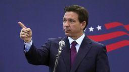 El aspirante presidencial republicano Ron DeSantis apunta durante un acto de campaña, el lunes 31 de julio de 2023, en Rochester, Nueva Hampshire. (AP Foto/Charles Krupa)