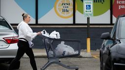 Un consumidor sale de una tienda en Arlington Heights, Illinois, el 30 de septiembre del 2026. (AP foto/Nam Y. Huh)