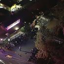 En una imagen en video, autoridades trabajan en la escena de un tiroteo con víctimas mortales el miércoles 23 de agosto de 2023 en Cooks Corner, un bar de motociclistas en la localidad rural de Trabuco Canyon, California, en el condado Orange. (ABC7 Los Angeles via AP)