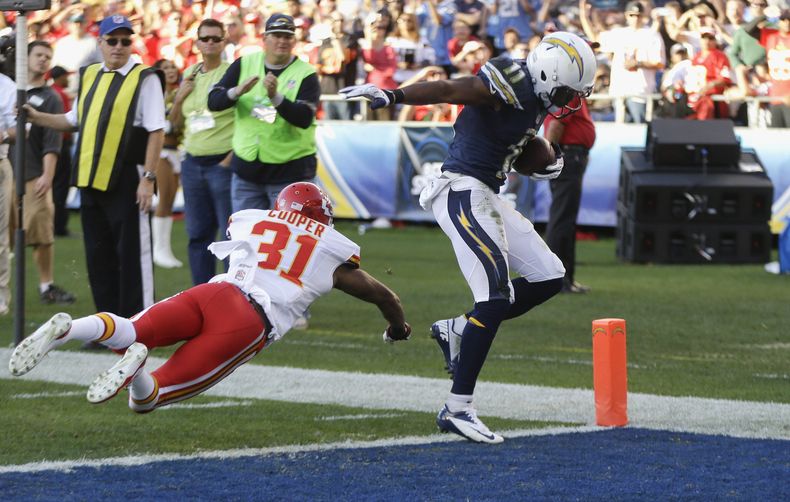 El wide receiver Eddie Royal, de los Chargers de San Diego, anota superando al cornerback Marcus Cooper, de los Chiefs de Kansas City, en la segunda mitad del juego del domingo 29 de diciembre de 2013, en San Diego. (Foto AP/Lenny Ignelzi)