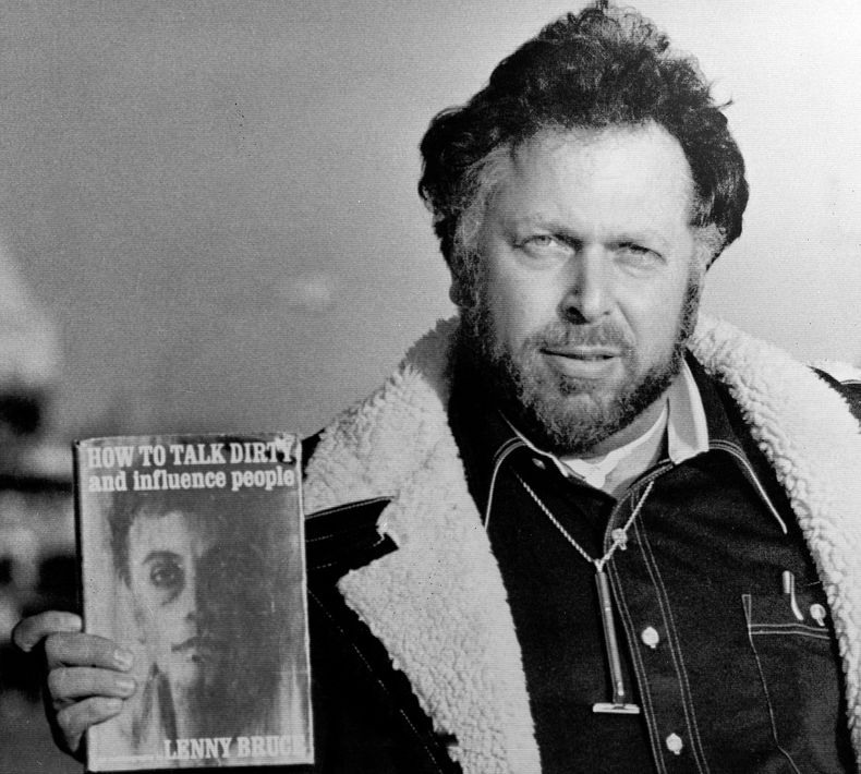 Foto de archivo del 25 de octubre de 1977 que muestra a Al Goldstein, director de la publicaci&oacute;n pornogr&aacute;fica Screw a su salida de una corte en Kansas City, Kansas, al final de un juicio por obscenidad instruido en su contra. Goldstein, quie