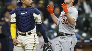 Kerry Carpenter de los Tigres de Detroit celebra su jonrón de tres carreras frente a los Cerveceros de Milwaukee el martes 25 de abril del 2023. (AP Foto/Jeffrey Phelps)