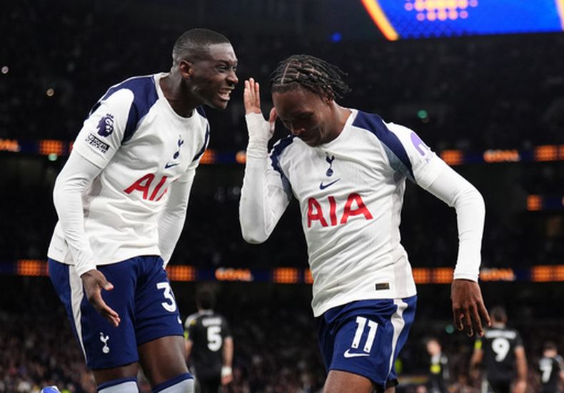 Mathys Tel, derecha, del Tottenham Hotspur, celebra durante el partido de fútbol de la Liga Premier entre Tottenham Hotspur y Leeds United, el lunes 11 de mayo de 2026, en Londres. (John Walton/PA via AP)