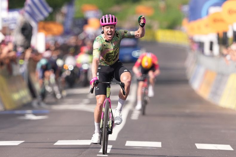 El danés Michael Valgren celebra tras ganar la 17ª etapa de la carrera ciclista Giro de Italia, disputada entre Cassano dAdda y Andalo, Italia, el miércoles 27 de mayo de 2026. (Gianmattia DAlberto/LaPresse vía AP)