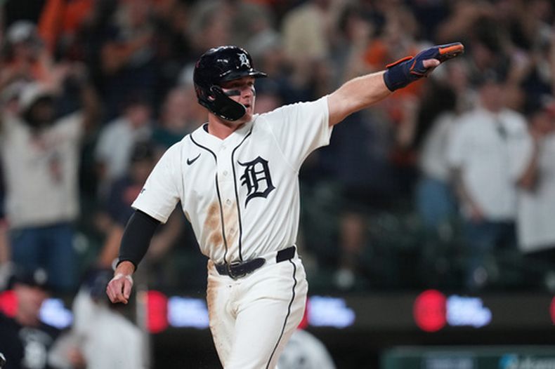 Kevin McGonigle de los Tigres de Detroit tras anotar una carrera ante los Reales de Kansas City, el martes 14 de abril de 2026, en Detroit. (AP Foto/Paul Sancya)