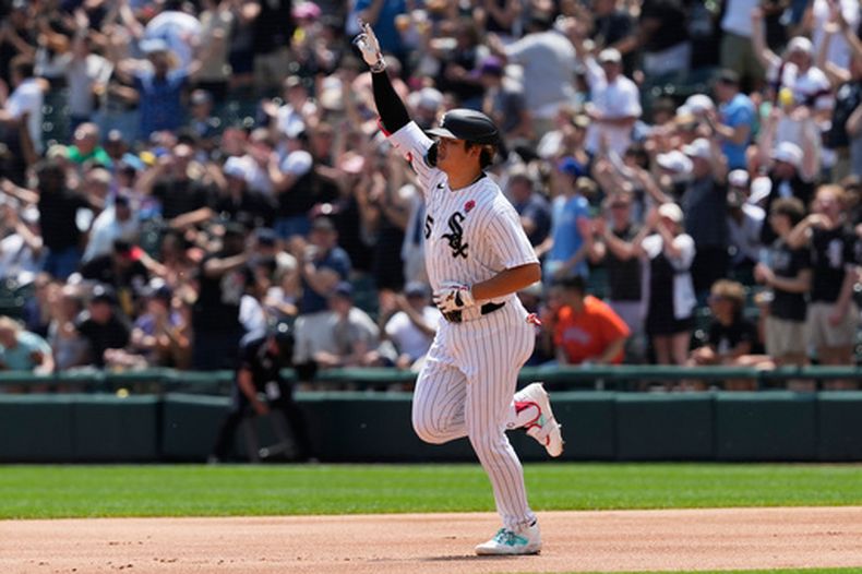 Munetaka Murakami de los Medias Blancas de Chicago celebra recorriendo las bases su jonrón en la primera entrada ante los Mellizos de Minnesota el lunes 25 de mayo del 2026. (AP Foto/Nam Y. Huh)