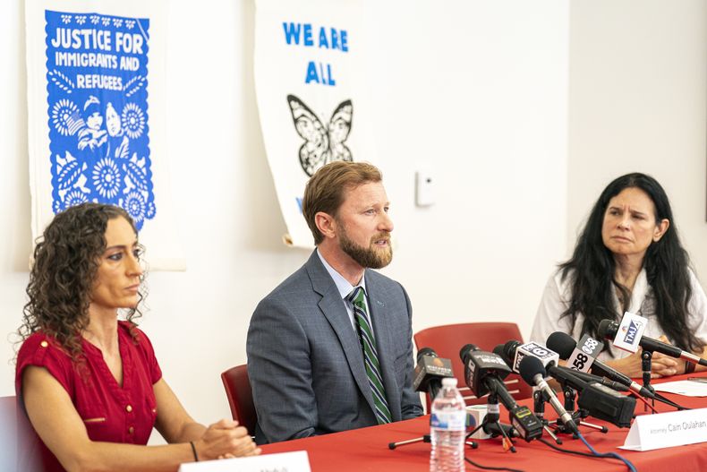 Cain Oulahan, el abogado de inmigración de Ramón Morales Reyes, discute la detención de su cliente con la prensa, el 30 de mayo de 2025, en Milwaukee. (AP Foto/Andy Manis, Archivo)