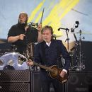 ARCHIVO - Paul McCartney actúa durante su gira Got Back el 16 de junio de 2022 en el estadio MetLife de East Rutherford, Nueva Jersey. Un bajo robado a Paul McCartney hace más de 50 años fue encontrado y devuelto al Beatle. Una mujer que vive en la costa sur de Inglaterra se presentó después de que el año pasado se corrió la voz sobre la búsqueda del bajo Hofner de 1961 con forma de violín. El sitio web de McCartney dijo el jueves que el instrumento fue autenticado y el músico está increíblemente agradecido. (Foto Christopher Smith/Invision/AP, archivo)