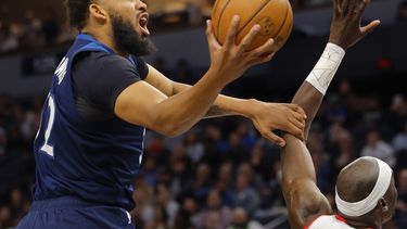 Karl-Anthony Towns de los Timberwolves de Minnesota se eleva hacia el aro ante los Trail Blazers de Portland, el lunes 4 de marzo de 2024, en Minneapolis. (AP Foto/Bruce Kluckhohn)