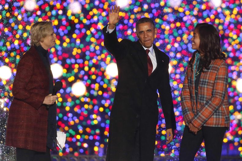 El presidente Barack Obama saluda al p&uacute;blico junto a su hija Malia y la actriz Jane Lynch durante la ceremonia de encendido del &Aacute;rbol de Navidad Nacional frente a la Casa Blanca en el viernes 6 de diciembre del 2013. (Foto AP/Charles Dharapa