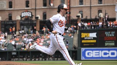Adley Rutschman de los Orioles de Baltimore anota una carrera ante los Rangers de Texas, el domingo 28 de mayo de 2023. (AP Foto/Nick Wass)