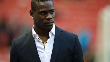 americateve | La Asociación de Fútbol inglesa (FA) radicó cargos contra el delantero del Liverpool, Mario Balotelli, por publicar un mensaje en redes sociales que fue considerado racista y antisemita.