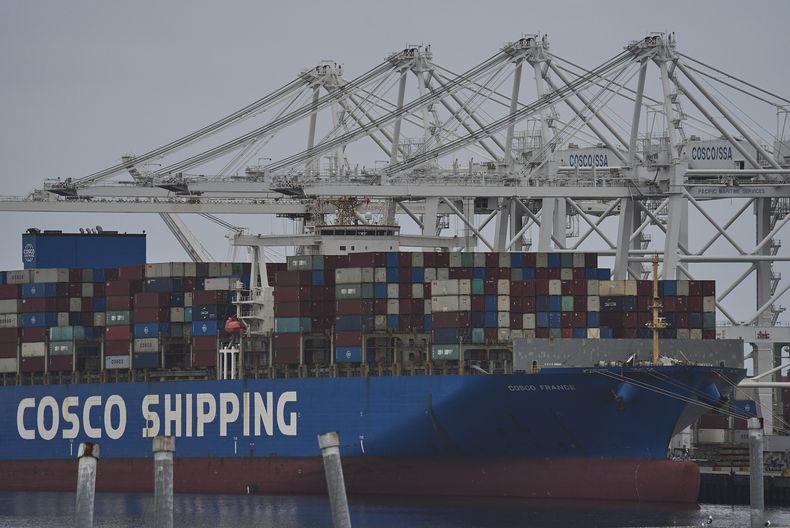 ARCHIVO - El barco portacontenedores Cosco Shipping France se ve atracado en la Terminal de Contenedores de Long Beach, LBCT, en el Middle Harbor de Long Beach, California, el 1 de abril de 2025. (AP Foto/Damian Dovarganes, Archivo)