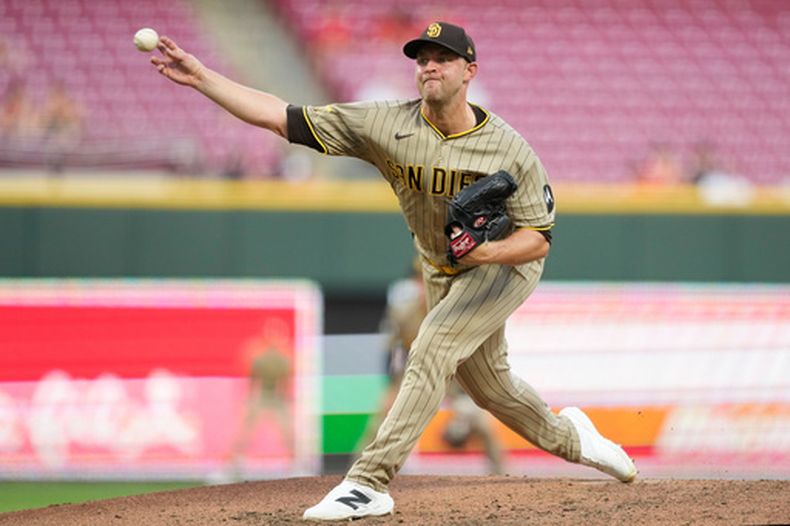 El lanzador de los Padres de San Diego, Michael King, realiza un lanzamiento durante la tercera entrada de un partido de béisbol contra los Rojos de Cincinnati, en Cincinnati, el lunes 31 de agosto de 2026. (Foto AP/Carolyn Kaster)