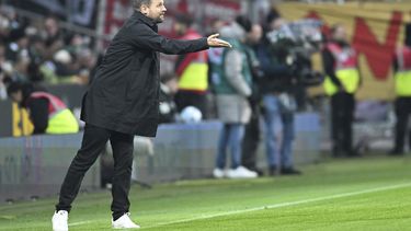 Bo Svensson, entrenador del Union Berlín, da indicaciones durante un partido ante Werder Bremen, el sábado 21 de diciembre de 2024 (Carmen Jaspersen./dpa via AP)