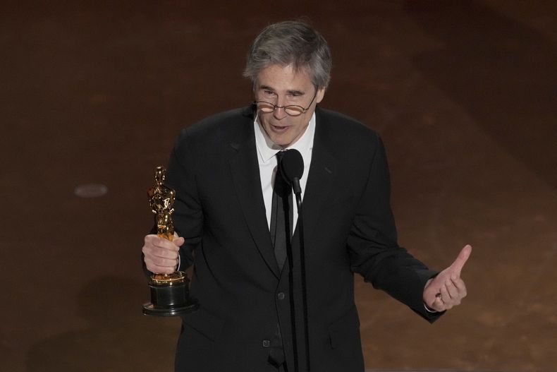 Walter Salles recibe el Oscar a mejor película internacional por “Ainda estou aquí” de Brasil en la ceremonia de los Oscar el domingo 2 de marzo de 2025, en el Dolby Theatre de Los Ángeles. (Foto AP/Chris Pizzello)