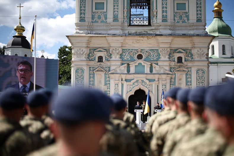 El primer ministro británico Andy Burnham aparece en una pantalla en medio de las ceremonias por el aniversario de la independencia ucraniana, en Kiev, Ucrania, el 24 de agosto del 2026. (Henry Nicholls/Pool Photo via AP)