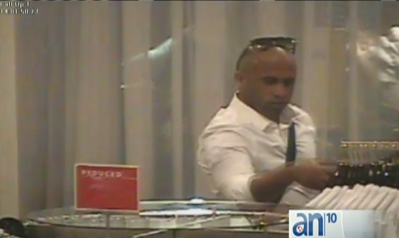 BUSCAN A HOMBRE TIENDA.png