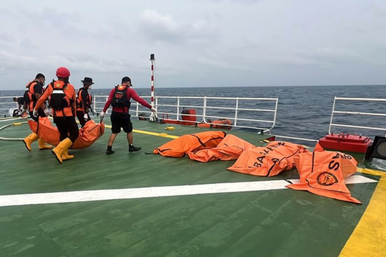 En esta imagen, distribuida por la Agencia Nacional de Búsqueda y Rescate de Indonesia, BASARNAS, rescatistas trasladan el cuerpo de una víctima del naufragio de un transbordador enn un barco de la agencia, en el mar de Java, Indonesia, el 25 de septiembre de 2026. (BASARNAS vía AP)