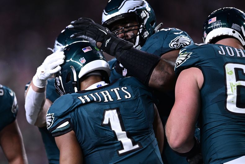 Jaleen Hurts, de los Eagles de Filadelfia, festeja con sus compañeros tras anotar ante los Vikings de Minnesota, el jueves 14 de septiembre de 2023 (AP Foto/Derik Hamilton)