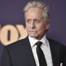 Michael Douglas llega a la ceremonia de los Premios Emmy en Los Ángeles, el 22 de septiembre de 2019. (Richard Shotwell/Invision/AP)