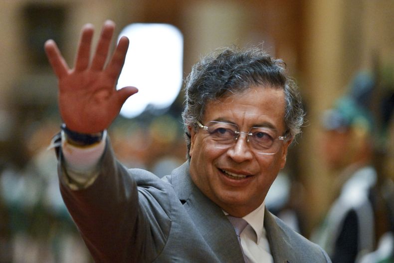 El presidente colombiano Gustavo Petro llega al Congreso de Uruguay para asistir a la ceremonia de juramentación del presidente electo Yamandu Orsi, el sábado 1 de marzo de 2025, en Montevideo. (AP Foto/Santiago Mazzarovich)