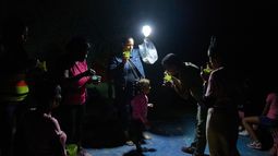 ARCHIVO - Varias personas comen sopa al aire libre durante un apagón en La Habana, el 4 de marzo de 2026. (AP Foto/Ramón Espinosa, archivo)